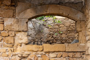 Akdeniz kıyısında inşa edilmiş terk edilmiş bir ton balığı fabrikasının kalıntıları. Avola, Sicilya, İtalya.