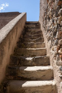 Milazzo Kalesi 'nin (Castello di Milazzo) Tyrhennian (Akdeniz) manzaralı bir tepeye inşa edilmiş tarihi yapısının ayrıntıları. Milazzo, Sicilya, İtalya.