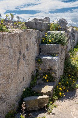 Milazzo Kalesi 'nin (Castello di Milazzo) Tyrhennian (Akdeniz) manzaralı bir tepeye inşa edilmiş tarihi yapısının ayrıntıları. Milazzo, Sicilya, İtalya.
