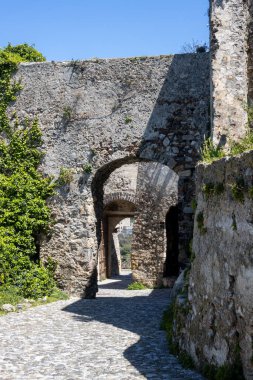 Milazzo Kalesi 'nin (Castello di Milazzo) Tyrhennian (Akdeniz) manzaralı bir tepeye inşa edilmiş tarihi yapısının ayrıntıları. Milazzo, Sicilya, İtalya.