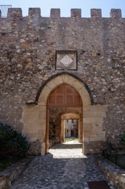 Milazzo Kalesi 'nin (Castello di Milazzo) Tyrhennian (Akdeniz) manzaralı bir tepeye inşa edilmiş tarihi yapısının ayrıntıları. Milazzo, Sicilya, İtalya.