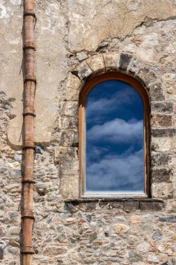 Milazzo Kalesi 'nin (Castello di Milazzo) Tyrhennian (Akdeniz) manzaralı bir tepeye inşa edilmiş tarihi yapısının ayrıntıları. Milazzo, Sicilya, İtalya.