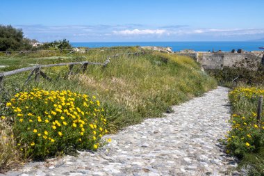 Milazzo Kalesi 'nin (Castello di Milazzo) Tyrhennian (Akdeniz) manzaralı bir tepeye inşa edilmiş tarihi yapısının ayrıntıları. Milazzo, Sicilya, İtalya.