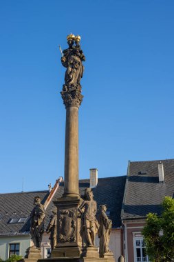 18. yüzyıldan kalma veba köşe yazısı. Bebek İsa 'nın ellerinde olduğu Bakire Meryem Heykeli. Baharda parlak mavi gökyüzü. Mohelnice, Moravya (Morava), Çek Cumhuriyeti.