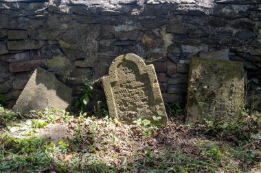 Taş çit. Yahudi mezarları önünde, gün ışığıyla aydınlatılıyor. Eski gettoda 17. yüzyıldan kalma eski bir mezarlık. Usov, Moravya (Morava), Çek Cumhuriyeti.