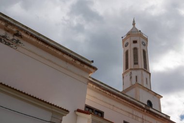 Saint Martin Kilisesi 'nin (Igreja de Sao Martinho) bir gül cephesi ve saatli yüksek bir kulesi vardır. Beyaz bulutlu mavi gökyüzü. Funchal, Madeira, Portekiz.
