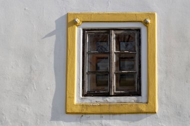 Tarz sahibi köylüler için yapılmış tarihi bir evin penceresi. Çok iyi korunmuş bir bina, UNESCO Dünya Mirasları Bölgesi 'nin bir parçası. Holasovice, Çek Repbulic.