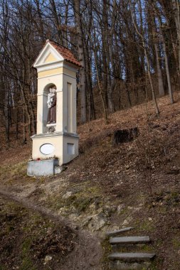 Aziz Anton Paduan 'a ithaf edilmiş, kaleye giden ormanda bir şapel. 19. yüzyılın ilk yarısında yapılmış. Hluboka nad Vltavou, Çek Cumhuriyeti.