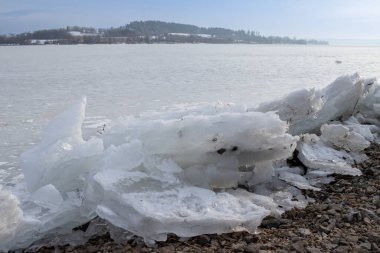 Gölet (baraj) Lipno, kıyı şeridindeki buz için çok küçük ve donuk olduğunda. Arka planda dağlar. Horni Plana, Çek repbulik.