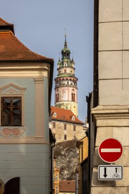 Eski kasabanın evleri tarafından çerçevelenmiş renkli bir Chateau Hradek kulesine bakın. Trafik levhası: Giriş Yasak. Mavi kış gökyüzü. Cesky Krumlov, Çek Cumhuriyeti.