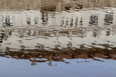 Vltava nehrindeki Hradek şatosunun tarihi yansıması. Mavi gökyüzü. Cesky Krumlov, Çek Cumhuriyeti.