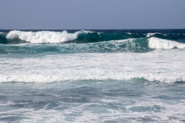 Rüzgarlı bir kış gününde Atlantik okyanus dalgalarının ayrıntıları. Okyanus ufku ve mavi gökyüzü. El Agujero, Las Palmas, Gran Kanarya, Kanarya Adaları, İspanya.