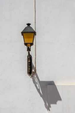 Ojos de Garza, Büyük Kanarya Adaları, İspanya 'daki Saint Rita Kilisesi' nin (Iglesia de Santa Rita) beyaz duvarında gölgesi olan geleneksel fener tarzı..