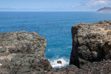 Görülebilir Atlantik okyanusu ve dalgalı bir kayanın olduğu kıyı kayalarının ayrıntıları. Costa Ayala, Las Palmas, Gran Canaria, Kanarya Adaları, İspanya.