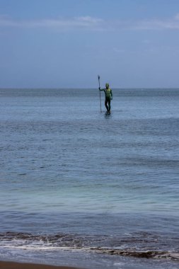 Atlantik Okyanusu 'nun sularındaki Tanrı Neptün Heykeli. Sakin mavi ve turkuaz su. Açık beyaz bulutlu mavi gökyüzü. Taliarte, Las Palmas, Gran Canaria, Kanarya Adaları, İspanya.