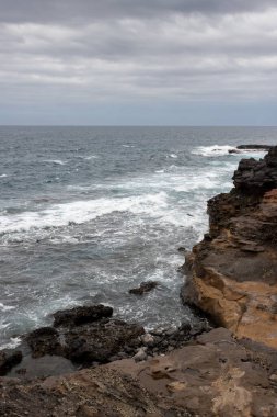 Atlantik Okyanusu 'nun Rocky sahilleri. Kış mevsiminde rüzgarlı bir gün. Bulutlu bir gün. El Bufadero, Las Palmas, Gran Kanarya, Kanarya Adaları, İspanya.