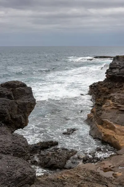 Atlantik Okyanusu 'nun Rocky sahilleri. Kış mevsiminde rüzgarlı bir gün. Bulutlu bir gün. El Bufadero, Las Palmas, Gran Kanarya, Kanarya Adaları, İspanya.