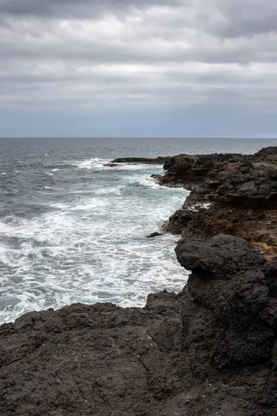 Atlantik Okyanusu 'nun Rocky sahilleri. Kış mevsiminde rüzgarlı bir gün. Bulutlu bir gün. El Bufadero, Las Palmas, Gran Kanarya, Kanarya Adaları, İspanya.