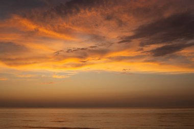 Baharın sonlarında turuncu ruh hali. Bulutlu gökyüzü ve İyon denizi. Acharavi, Korfu, Yunanistan.
