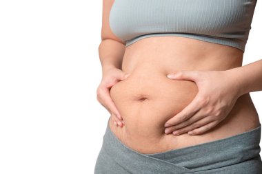 Tombul bir kadının el ele tutuşması, göbek yağları, kadın diyeti yaşam tarzı, beyaz arka planda izole edilmiş..