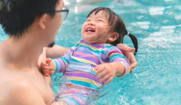 Asiatisk Liten Flicka Simmar Pool Far Håller Dotter För Säkerhet Royaltyfria Stockfoton