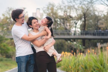 Mutlu Asyalı Aile Doğa Parkı 'nda Kaliteli Zamanların Tadını Çıkarırken Sıcak Gülüşler ve Kahkahalarla