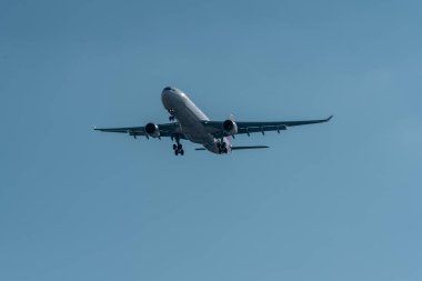 Uzun bir uçuştan sonra turistlerle dolu ticari yolcu uçağı havaalanına yaklaşıyor..