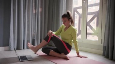 Ardha Matsyendrasana yoga pozu veren formda bir bayan. Yüksek kalite 4k görüntü