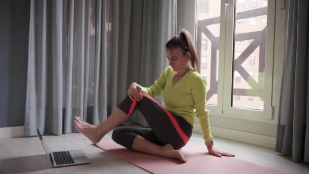 Fit Lady Effectuer Ardha Matsyendrasana Yoga Pose Pendant Leçon Ligne — Video