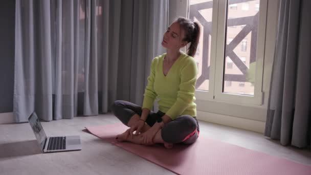 Bosá Žena Sportovním Oblečení Sedí Podložce Lotosu Pózovat Při Meditaci — Stock video