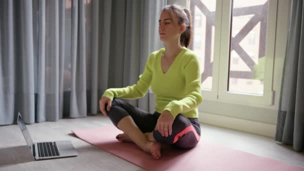 Spor Giyim Bölümündeki Genç Esmer Kadın Çevrimiçi Video Dersinde Meditasyon — Stok video