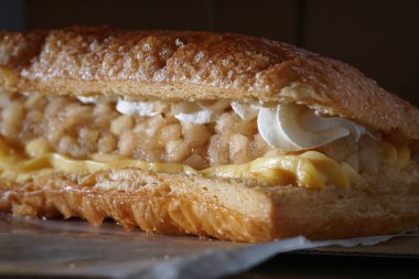 Baharatlı küp elma ve kremalı elmalı turta katmanları.