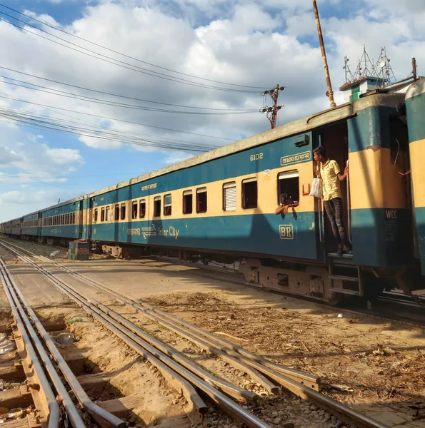 Ντάκα Μπανγκλαντές 2022 Τρένο Που Διασχίζει Σιδηροδρομική Γραμμή Στο Khilkhet — Φωτογραφία Αρχείου