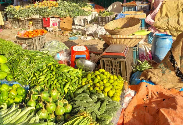 孟加拉国达卡 2022 生鲜蔬菜在孟加拉国达卡Khilkhet的当地市场上上市 孟加拉国当地的街头市场 — 图库照片