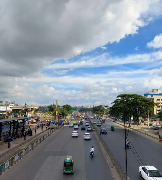 방글라데시 2022 방글라데시 주변을 낮중에 운행되는 자동차와 — 스톡 사진