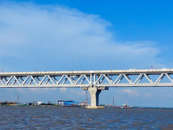 帕德马多功能桥 从孟加拉国帕德马河上修建的多功能铁路桥的河景 — 图库照片