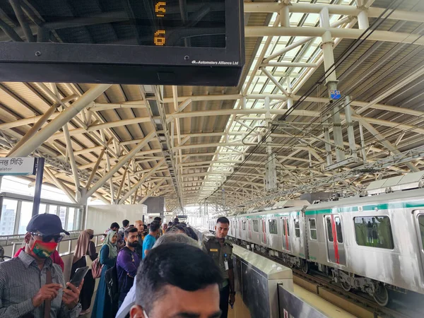 Uttara Daca Bangladesh 2023 Pessoas Esperando Metrô Manhã Estação Norte — Fotografia de Stock