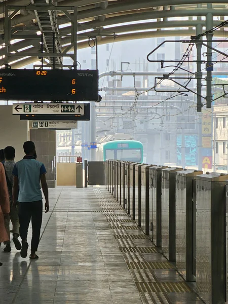 2023年3月13日バングラデシュ ダッカ市ミルプール10番街駅で地下鉄が朝にホームに到着するのを待っている — ストック写真