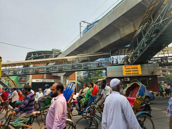 방글라데시 2023 의붐비는 거리와 인력거와 지하철을 도로를 건너는 사람들 — 스톡 사진