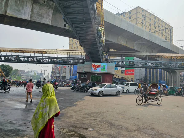 방글라데시 2023 의붐비는 거리와 인력거와 지하철을 도로를 건너는 사람들 — 스톡 사진
