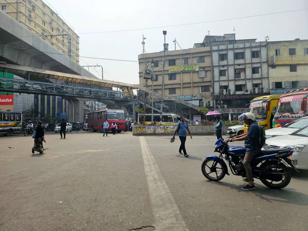 Mirpur Dhaka Bangladesh 2023 Οχήματα Που Περιμένουν Στο Σήμα Κυκλοφορίας — Φωτογραφία Αρχείου