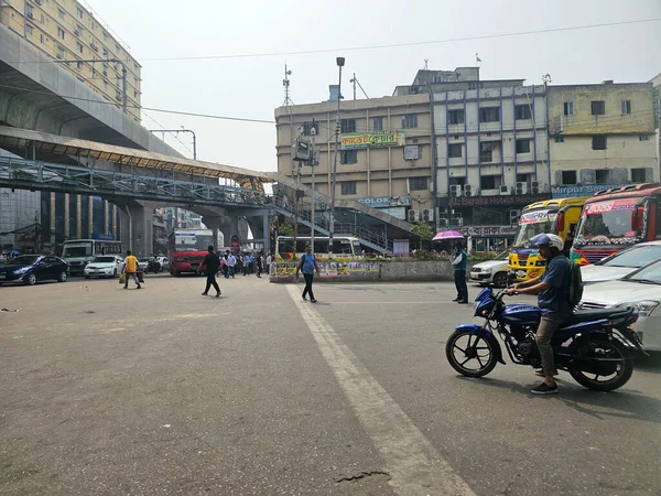 Mirpur, Dhaka, Bangladeş - 03.20.2023: İnsanlar yolu geçerken trafik işaretinde bekleyen araçlar. Rickshaw 'lar ve insanlar metro yolunun altından geçiyorlar..