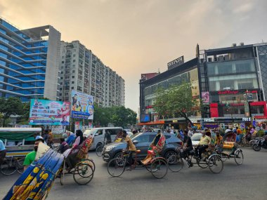 Mirpur 1, Dhaka, Bangladeş - 04.03.2023: Mirpur 1 'deki Sony sinema salonunun önündeki Dhaka trafiği. Bangladeş 'teki Dhaka şehrinde trafik yoğun.