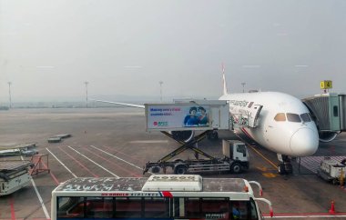 Dhaka Havalimanı, Bangladeş - 04.06.2023: Bangladeş Biman 'ın uçağı yolcularını sabah Dhaka uluslararası havaalanından bindirecek. Havaalanı ve uçak