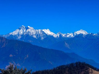 Himalaya Dağları 'nın Kalinchowk, Nepal' deki Kuri Köyü 'nün tepesinden inanılmaz manzarası. Nepal 'de karlı dağ sıraları