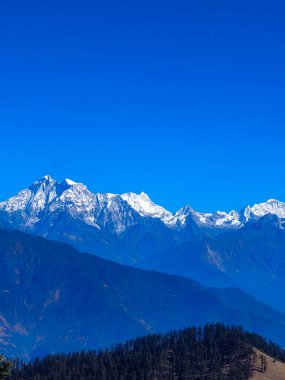 Himalaya Dağları 'nın Kalinchowk, Nepal' deki Kuri Köyü 'nün tepesinden inanılmaz manzarası. Nepal 'de karlı dağ sıraları