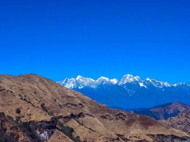Kalinchowk, Nepal 'deki Kuri Köyü' nün etrafındaki muhteşem dağ ve tepelerin muhteşem manzarası.