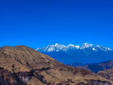 Kalinchowk, Nepal 'deki Kuri Köyü' nün etrafındaki muhteşem dağ ve tepelerin muhteşem manzarası.