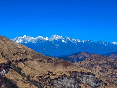 Kalinchowk, Nepal 'deki Kuri Köyü' nün etrafındaki muhteşem dağ ve tepelerin muhteşem manzarası.