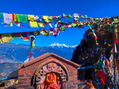 Kalinchowk dağ tapınağının güzel manzarası, Nepal adı Bhagwati. Arka planda karlı dağların manzarası var.